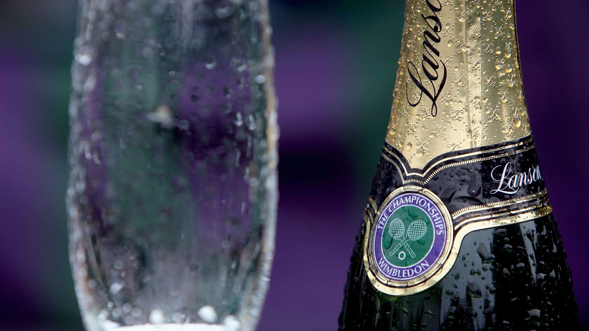 这一肘太狠！詹皇把独行侠核心砸到满嘴是血，牙都掉了，还很无辜.